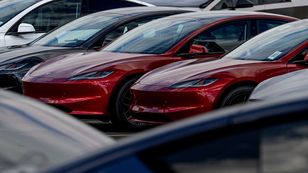 Musk’s Pay Package Pulls Focus From Tesla Earnings