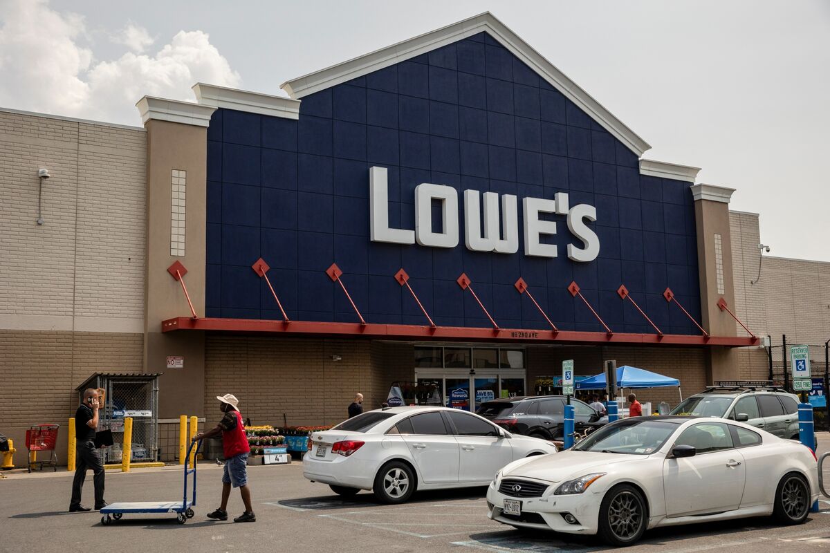 Lowe’s Says Spring Sales Solid, Keeps Annual Forecast Unchanged