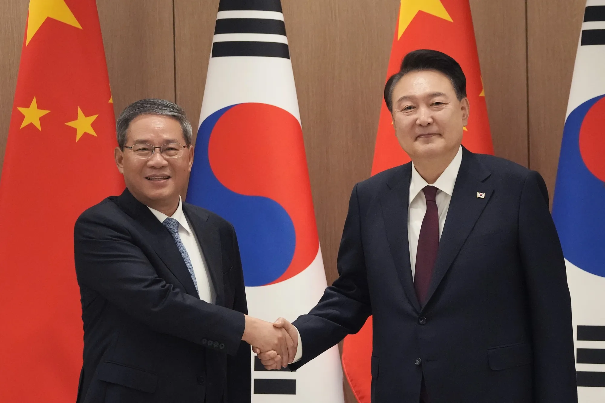 Li Qiang nd Yoon Suk Yeol on May 26.