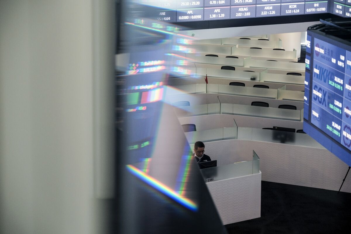 Emerging-Market Assets Dip as Traders Trim Fed Rate-Cut Bets