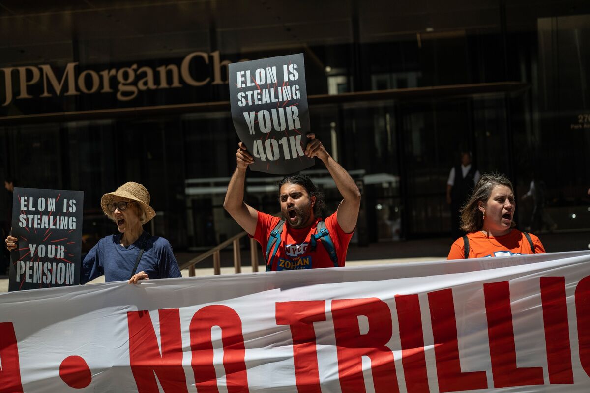 As SpaceX Makes Musk Trillionaire, Some Dissent on NYC’s Streets