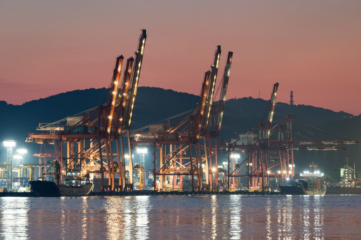 S. Korea’s Export Momentum Grows on Robust Semiconductor Demand