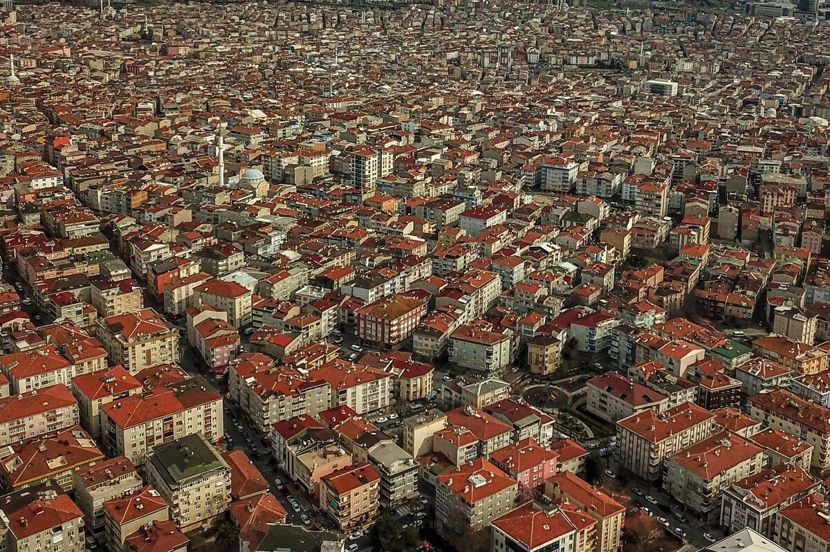 Istanbul is caught between the economic crisis and the danger of earthquakes