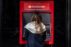 Spanish Banks Defy Trend as Santander, BBVA Get Boost From Rates