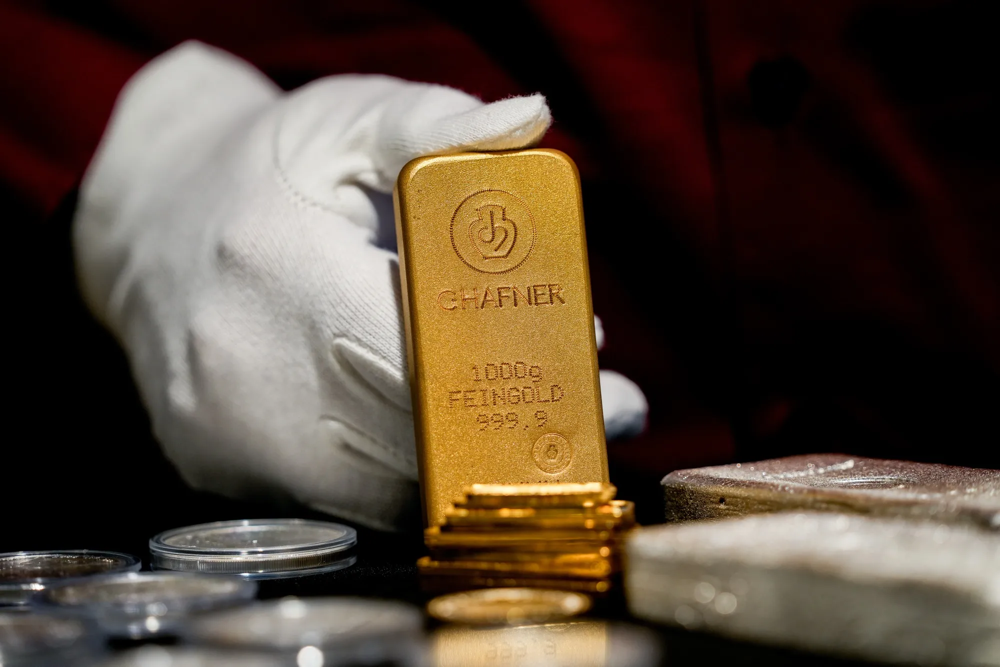 ビットコインの「デジタルゴールド」神話に揺らぎ、資金は金属へ - Bloomberg