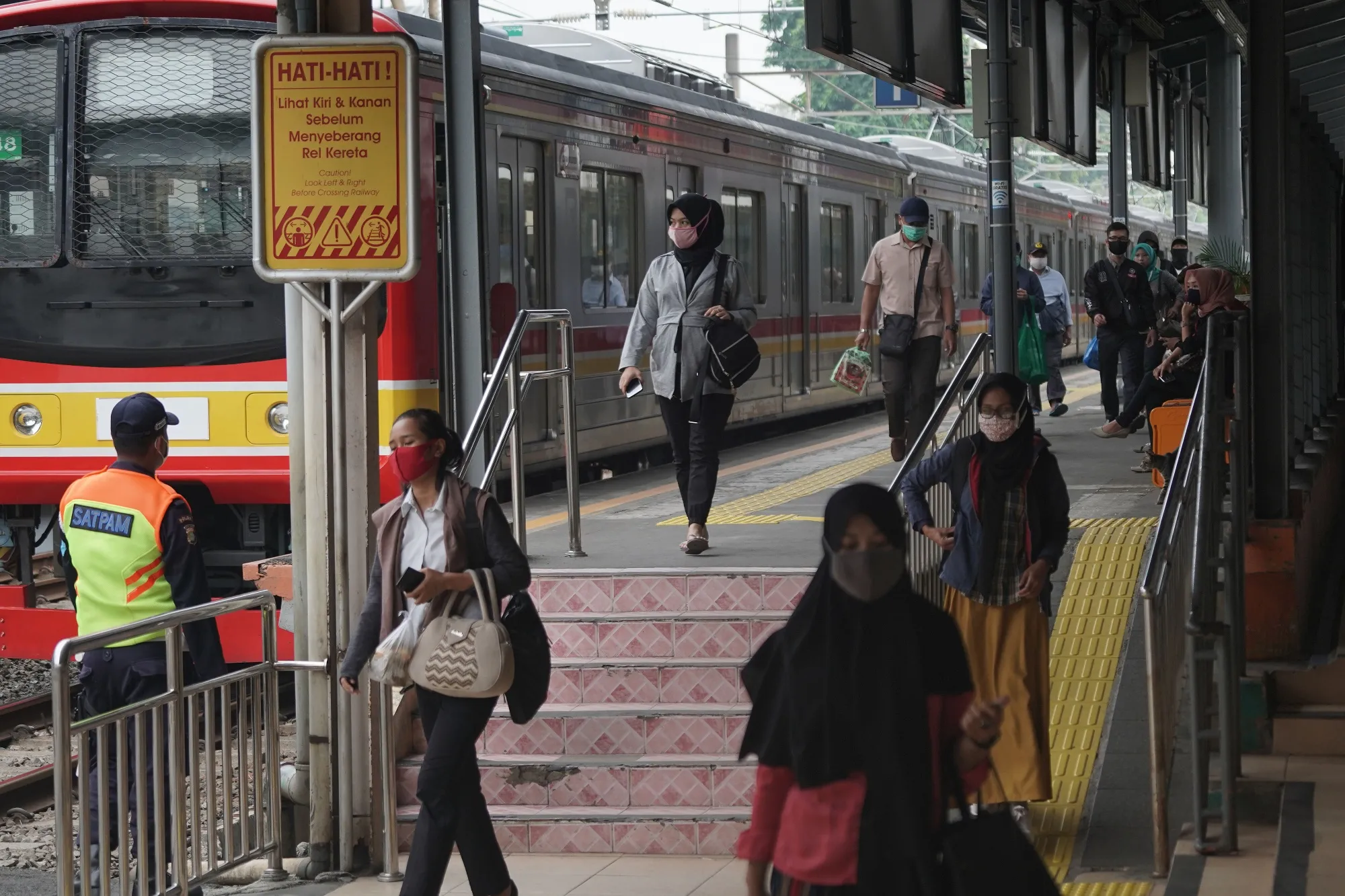 Commuters&nbsp;walk along a platform at Cawang railway station in Jakarta, Indonesia, April 21.&nbsp;