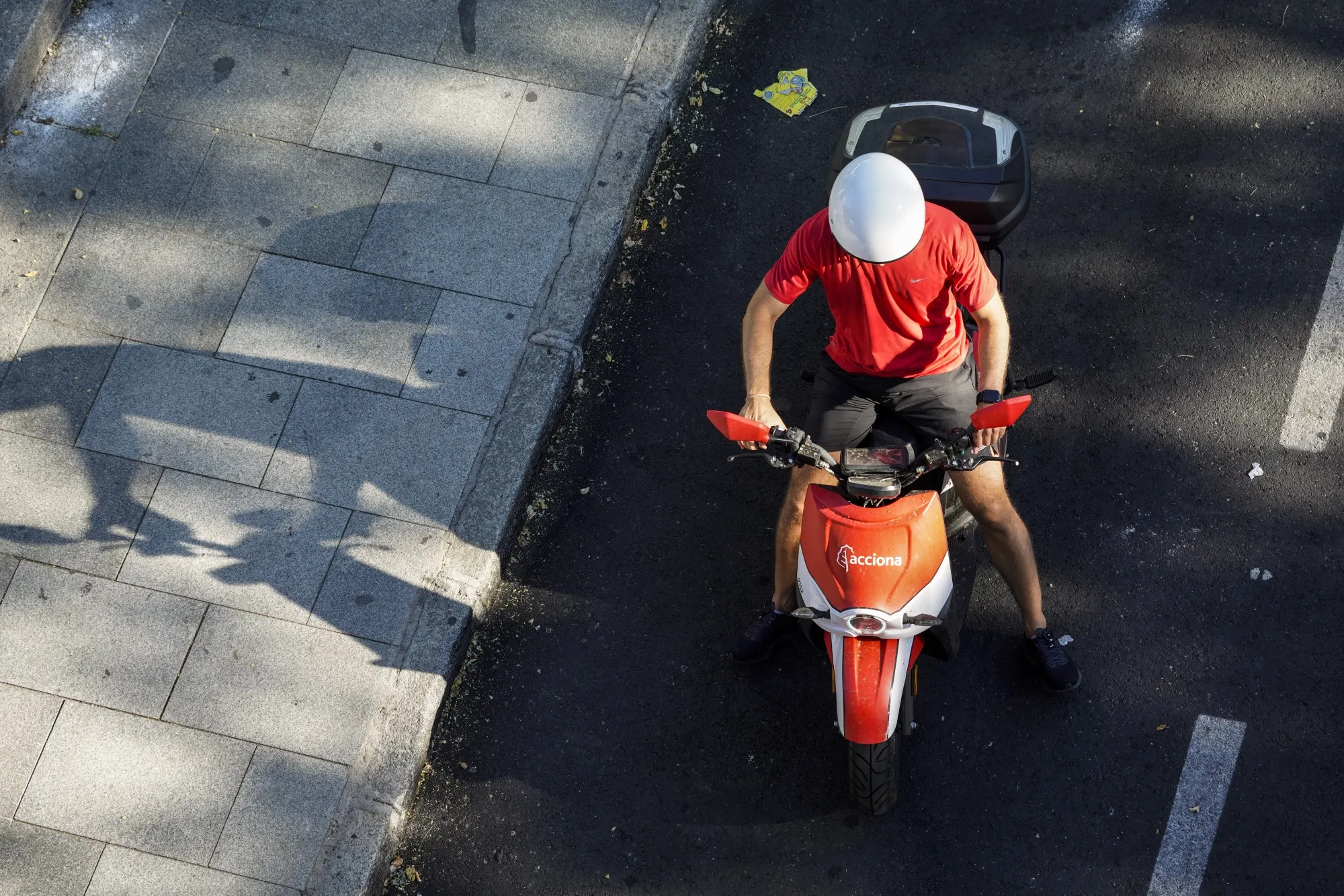 A driver on an Acciona SA rental electric motorcycle in Madrid&nbsp;on&nbsp;Aug. 5, 2020.&nbsp;