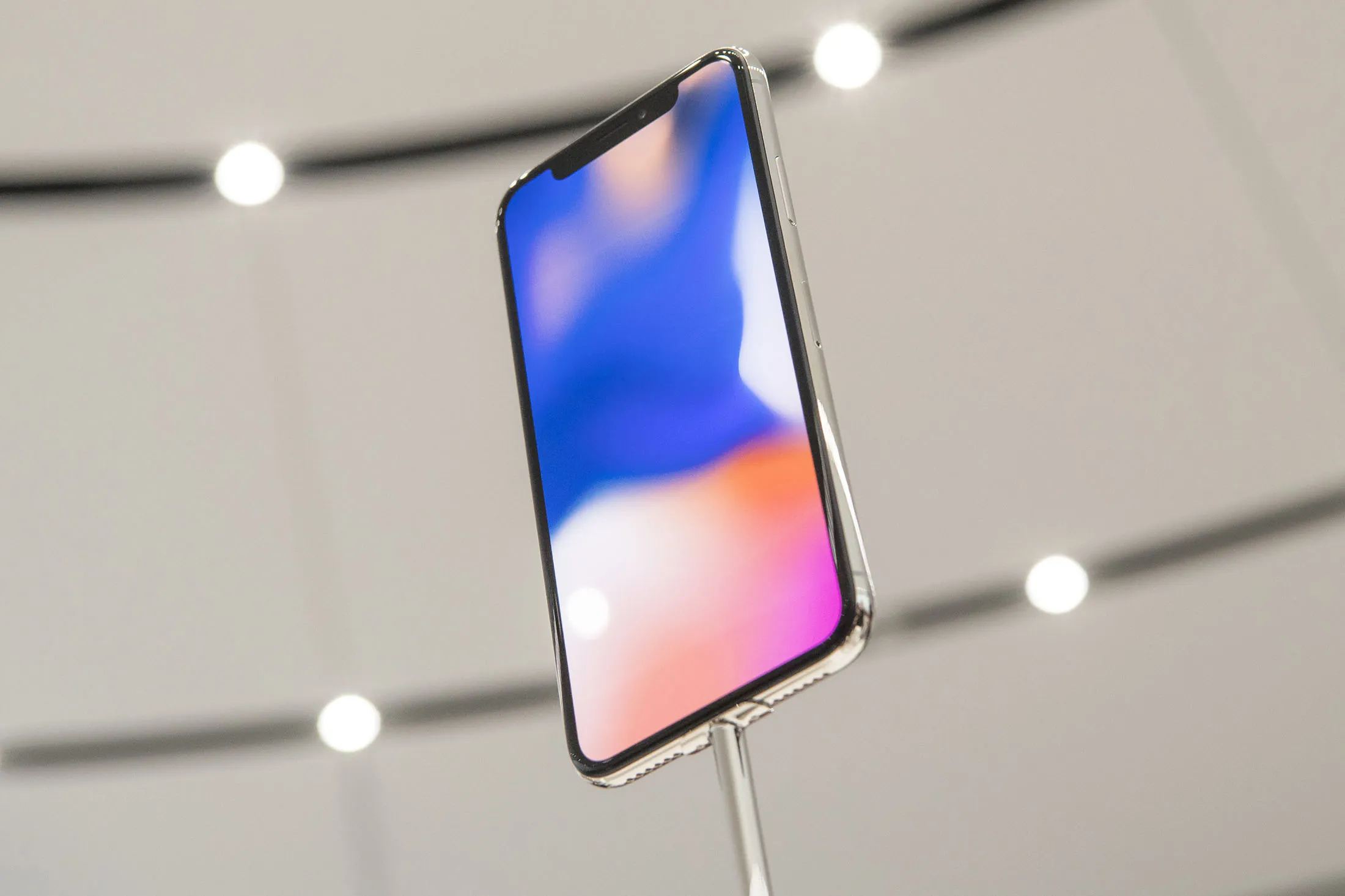米ベスト・バイ、「iPhoneX」価格を定価より100ドル高く設定 - Bloomberg