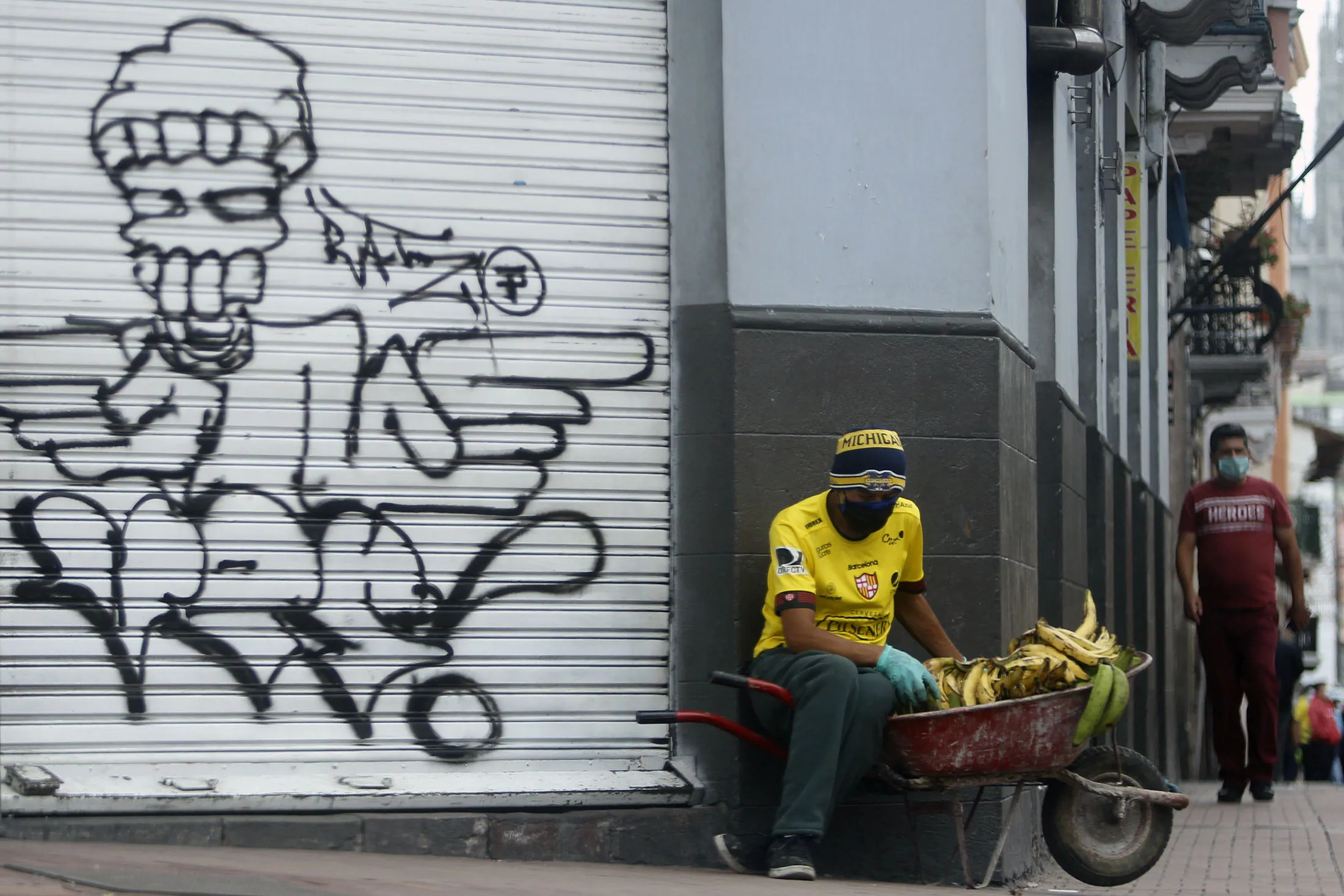 A street vendor in Quito during the government-ordered lockdown&nbsp;on May 7.