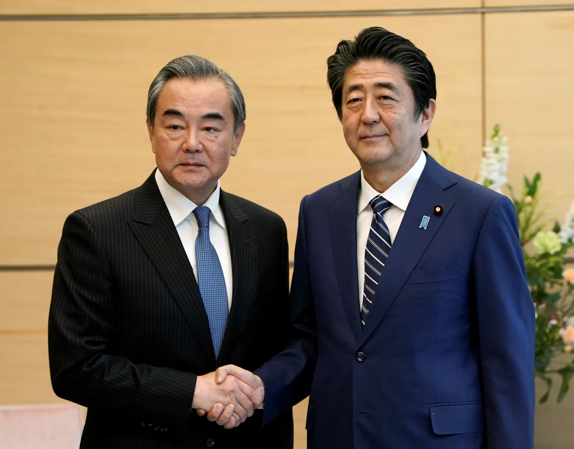 Shinzo Abe witth Wang Yi in Tokyo on Nov. 25.