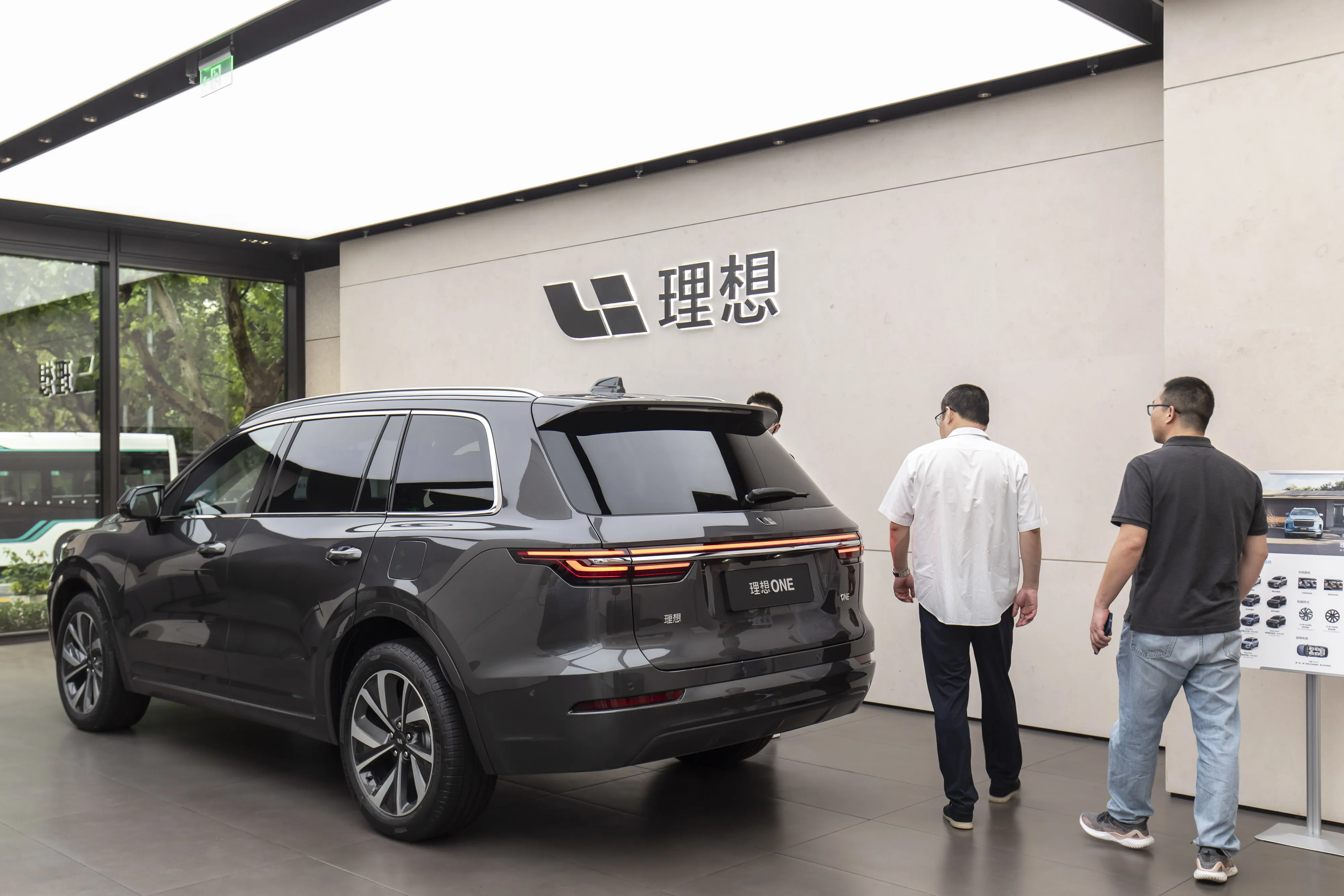 Customers visit&nbsp;a Li&nbsp;Auto showroom in Shanghai in 2021.