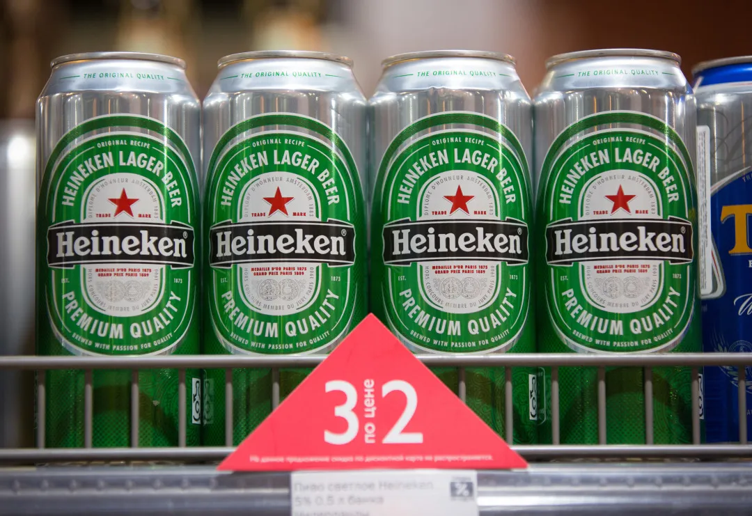 Cans of Heineken beer at a supermarket&nbsp;in Moscow, Russia.