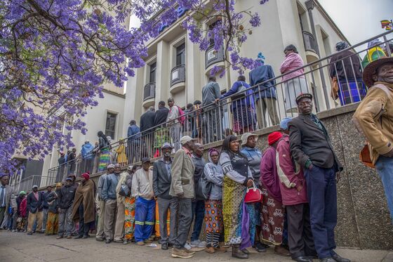 Zimbabwe Distributes New Banknotes but Keeps Curb on Withdrawals  