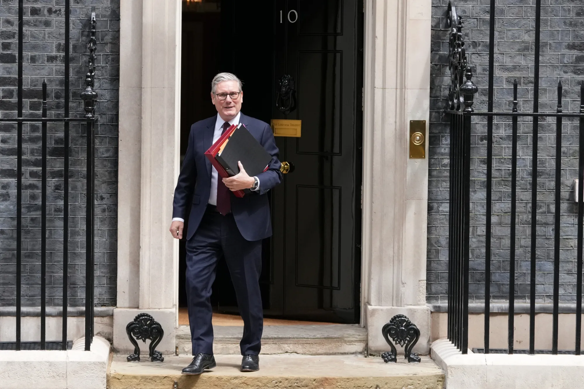 Starmer Declines to Rule Out UK Income Tax Thresholds Freeze - Bloomberg