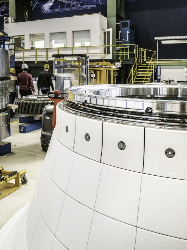 ■ Ceramic protective coating for a gas turbine.
