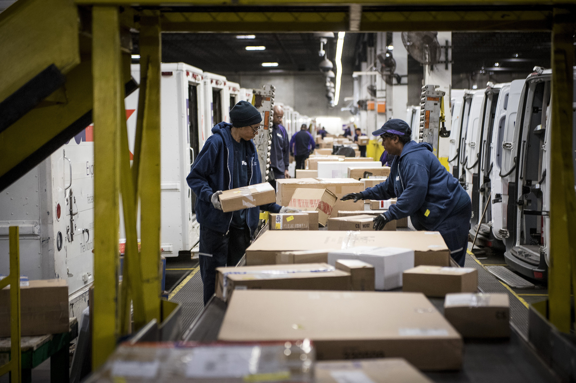 Employees sort packages for delivery at the FedEx Corp. shipping center in Chicago, Illinois,&nbsp;on&nbsp;Nov. 27, 2017.&nbsp;