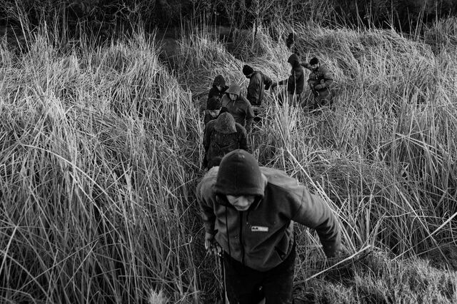 Migrants try to escape from US Customs and Border Protection agents after being apprehended in Sunland Park, New Mexico, on April 10.