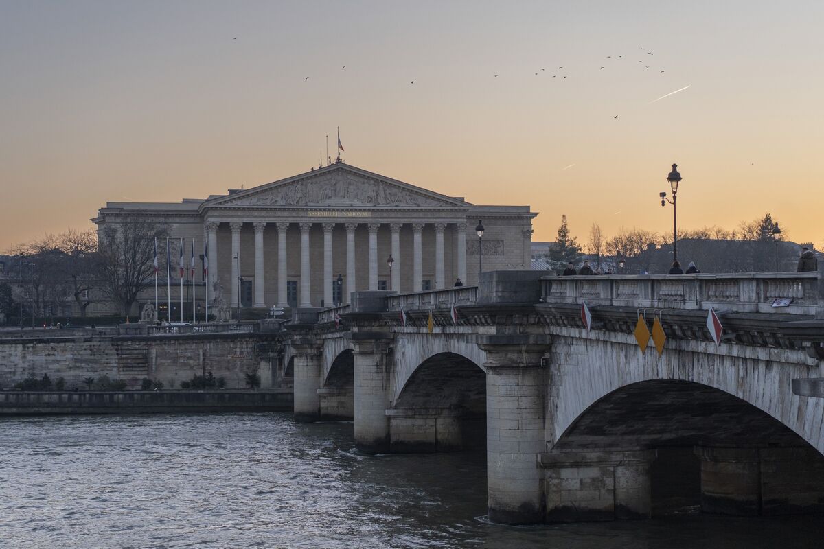 Francia está pagando el precio de décadas de déficits fiscales y crisis políticas