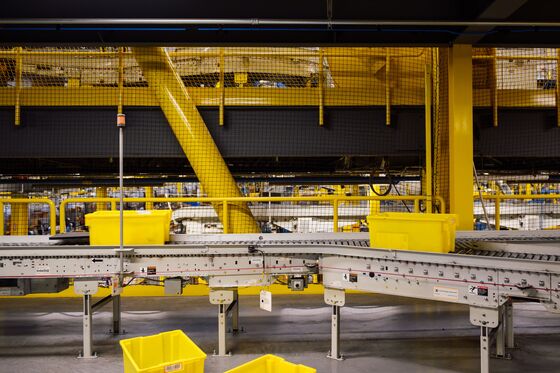 In Amazon’s Flagship Fulfillment Center, the Machines Run the Show