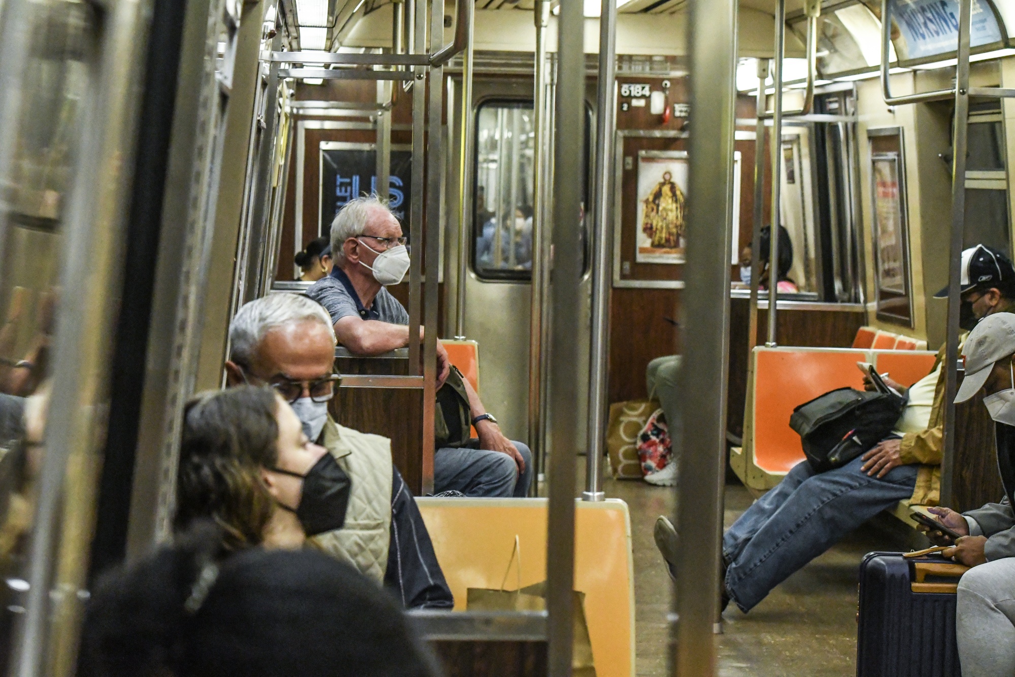 new-york-s-subways-have-less-crime-but-more-violence-bloomberg