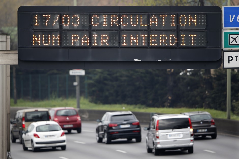 An electronic road sign reads &quot;Road traffic forbidden for even-numbered license plates&quot; on the Paris ring road March 17, 2014. 