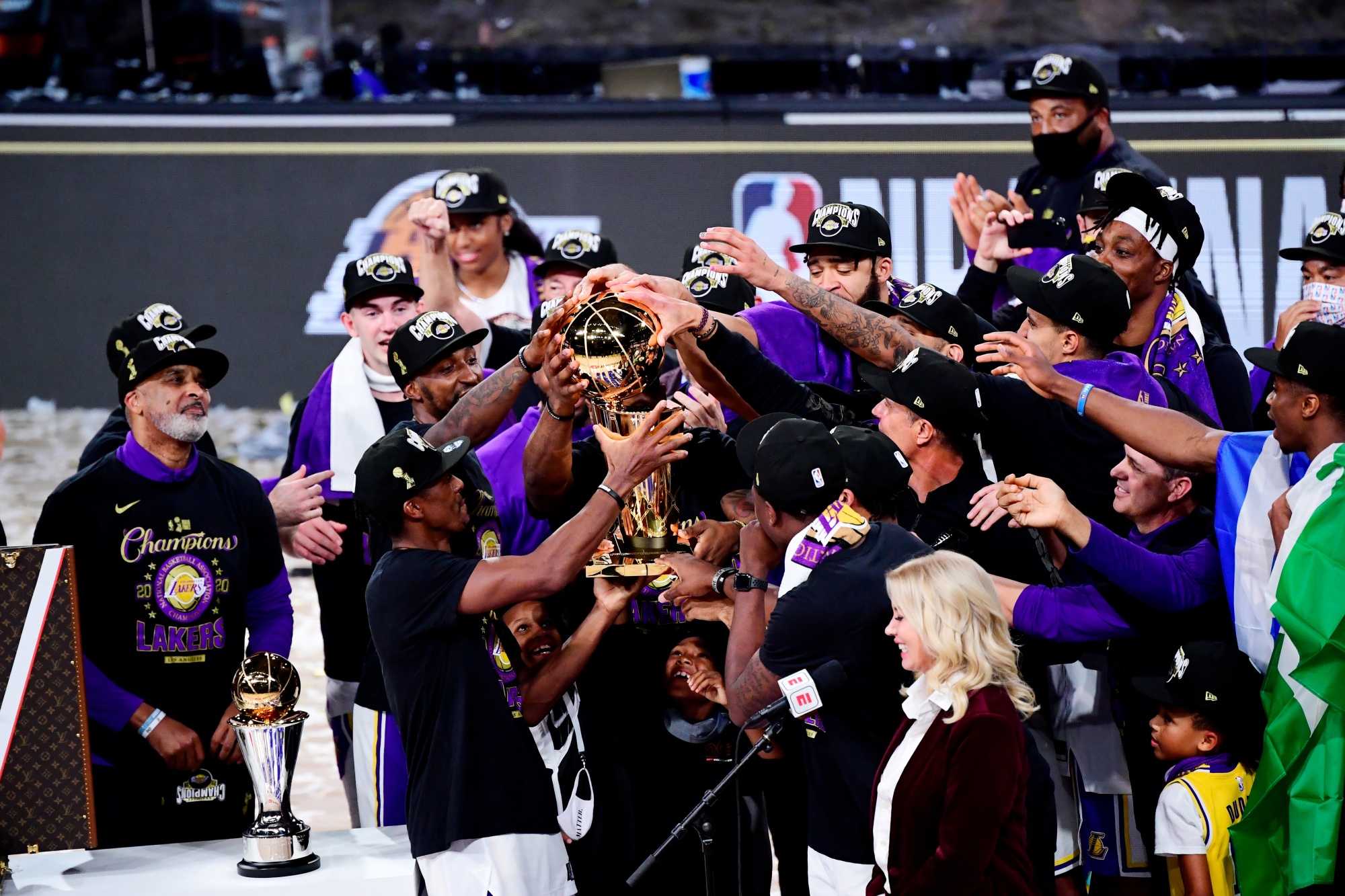 Lakers ring ceremony: Watch 2020 NBA Champions get rings presented by  families - DraftKings Network