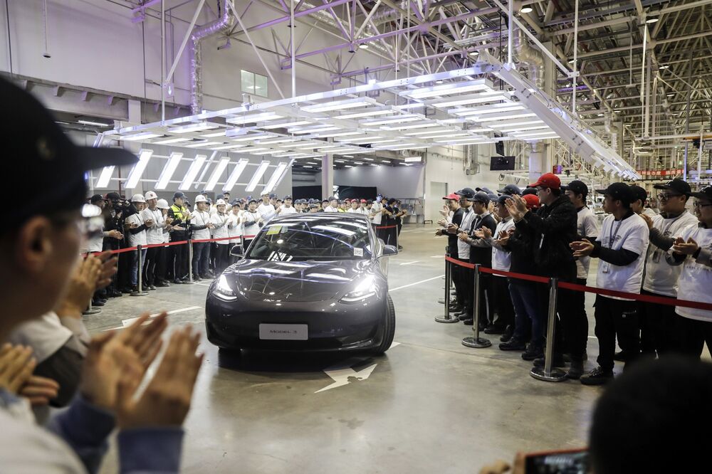 Tesla Hands Over First China-Built Cars to Employees in Shanghai