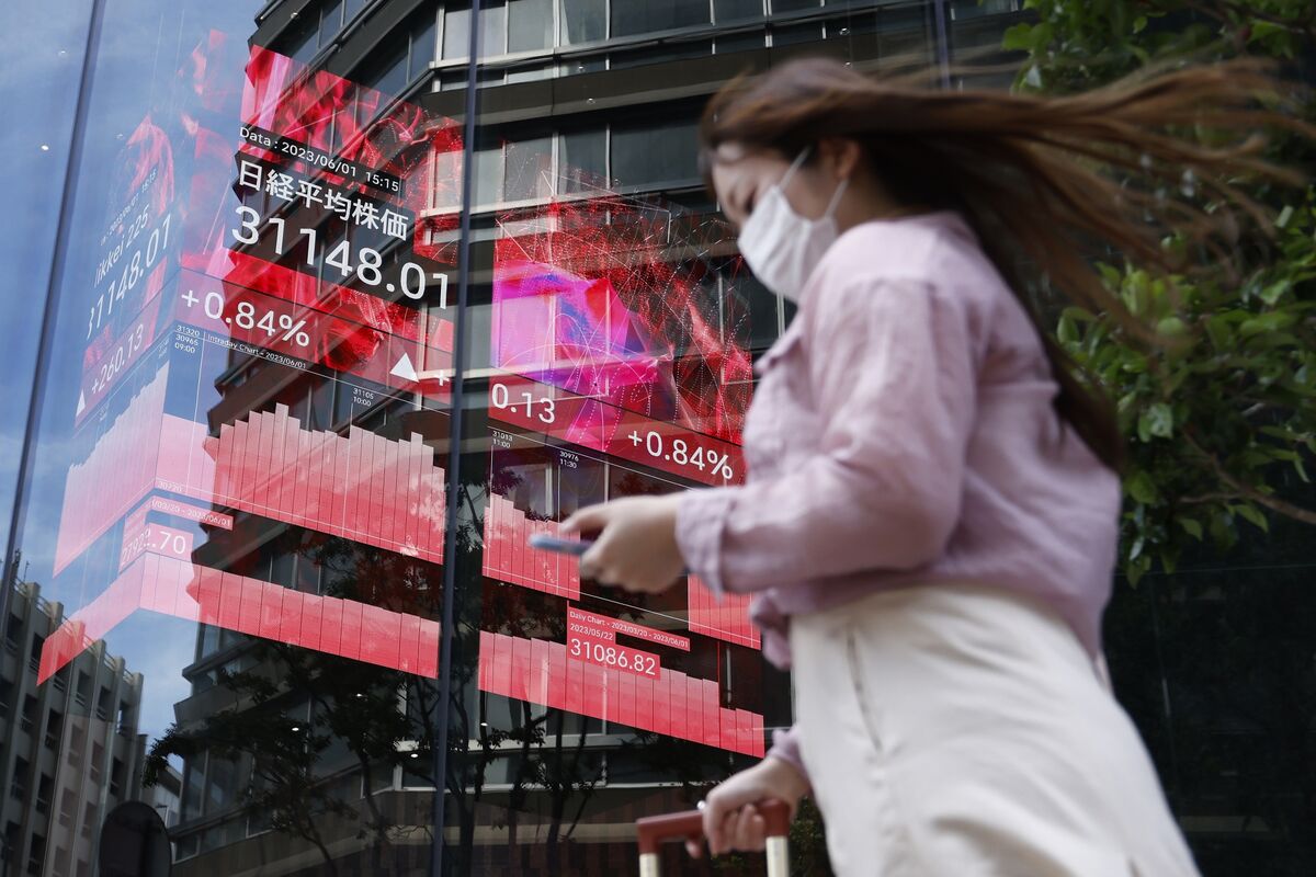 Asia Stocks Set to Climb as Key Charges Clues Loom: Markets Wrap