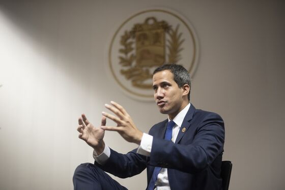 Guaido Welcomes Maduro’s Lawmakers Back to Venezuelan Assembly