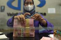 Money Exchange Stores in Jakarta As Dollar Surges Against Other Currencies