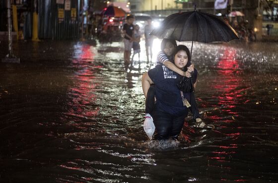 Flood Kills Six in Philippines, Tens of Thousands Displaced