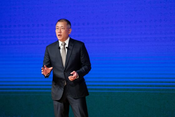 Apple Car Fracas Marks First Public Setback for Hyundai Boss