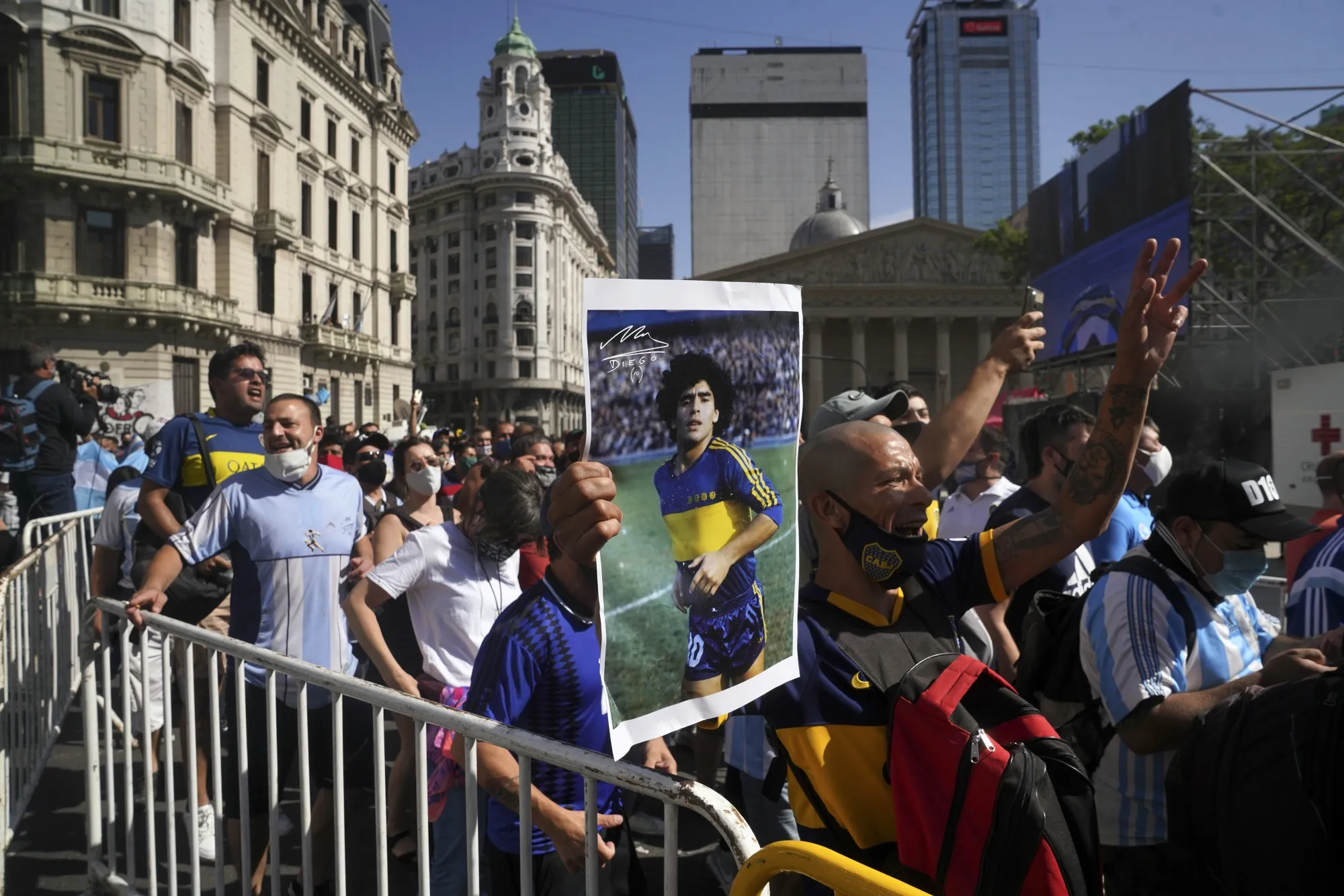 People wait in line to pay tribute to&nbsp;Diego Maradona, outside the Casa Rosada presidential palace in Buenos Aires, on&nbsp;Nov. 26.