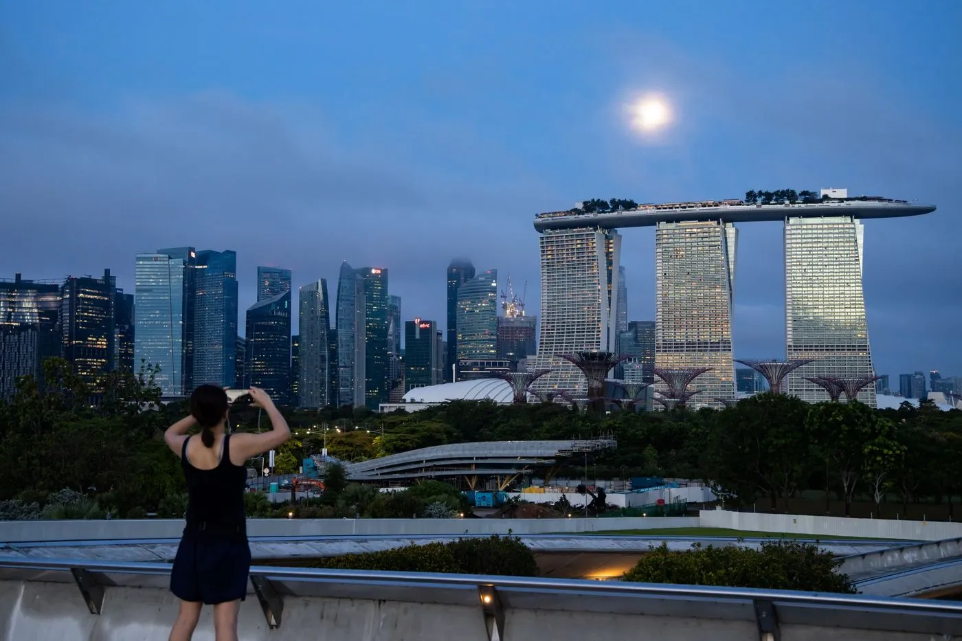 シンガポール、カジノ顧客管理措置の厳格化を検討－資金洗浄阻止向け - Bloomberg