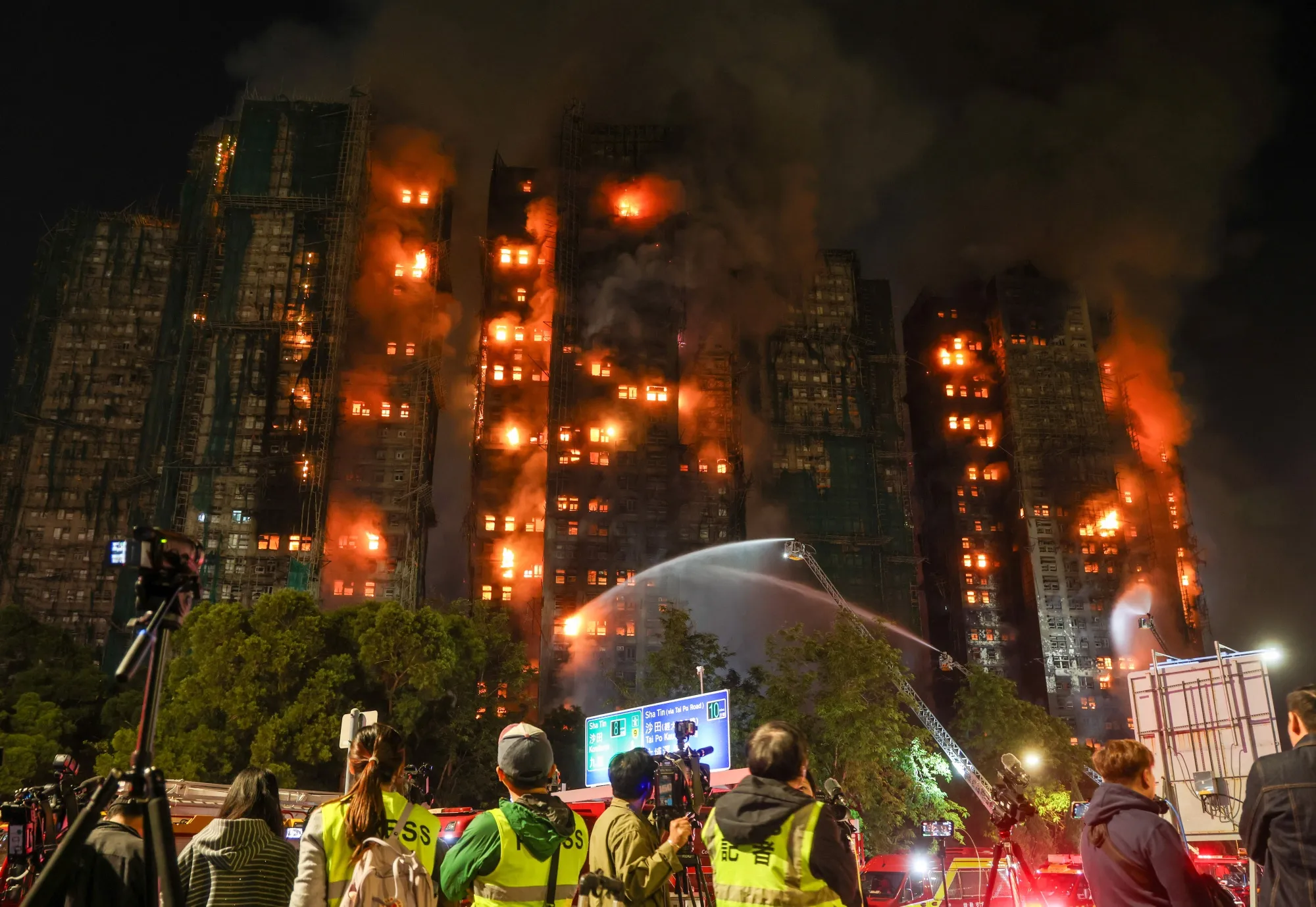 香港北部大埔区の高層マンション群で発生した火災の様子（11月26日）