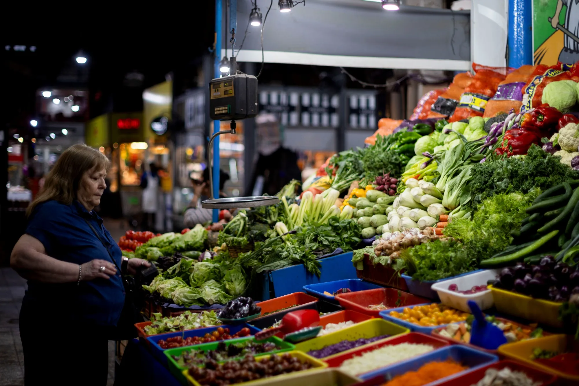 Compradores buscan ofertas en Buenos Aires, Argentina.