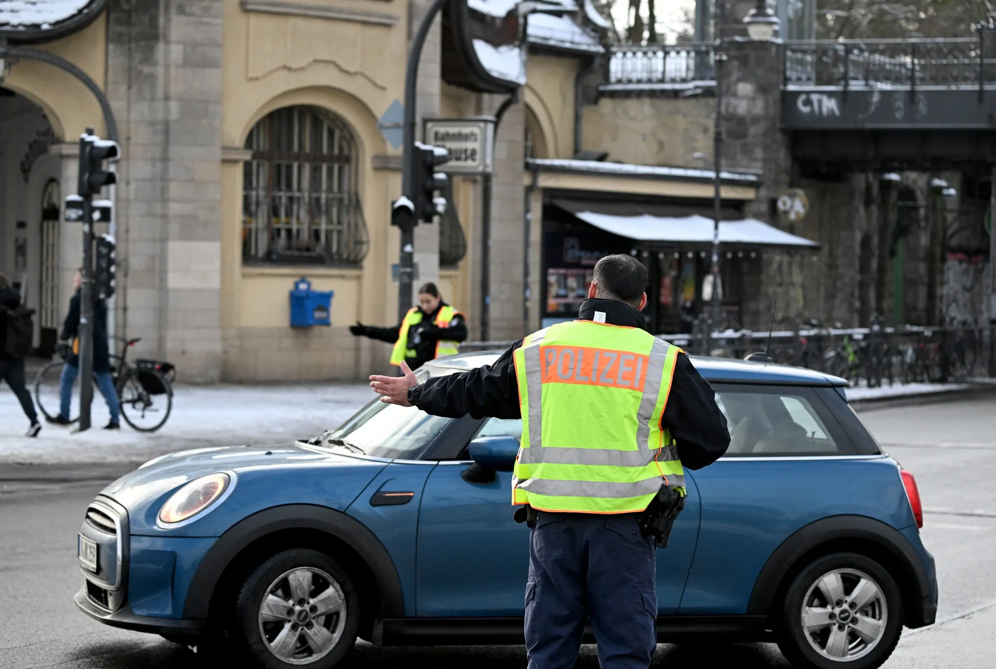 Police&nbsp;direct traffic following&nbsp;a power failure,&nbsp;in the Zehlendorf district in Berlin, on Jan. 5.