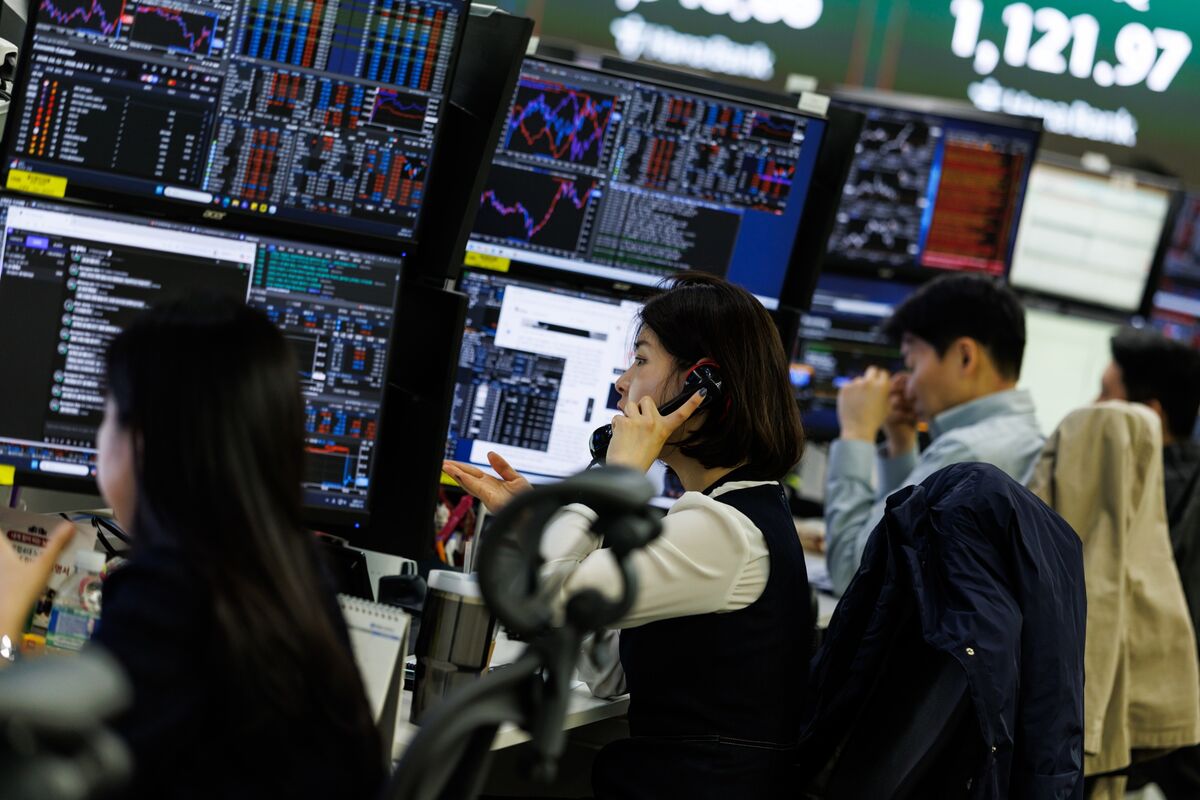 Korean Stocks Slide as Cracks Emerge in World-Beating Rally