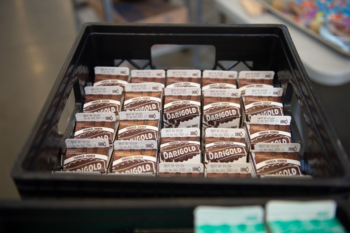 
                            Trump to Sign Bill Allowing Sale of Whole Milk in Schools