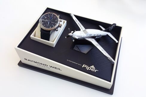 The Freelancer Piper comes with a modern Raymond Weil Piper plane model and a special box.
