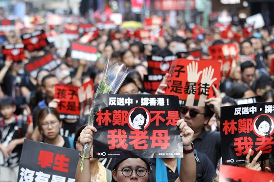 Hong Kong’s Leader Apologizes as Hundreds of Thousands Call for Her Resignation