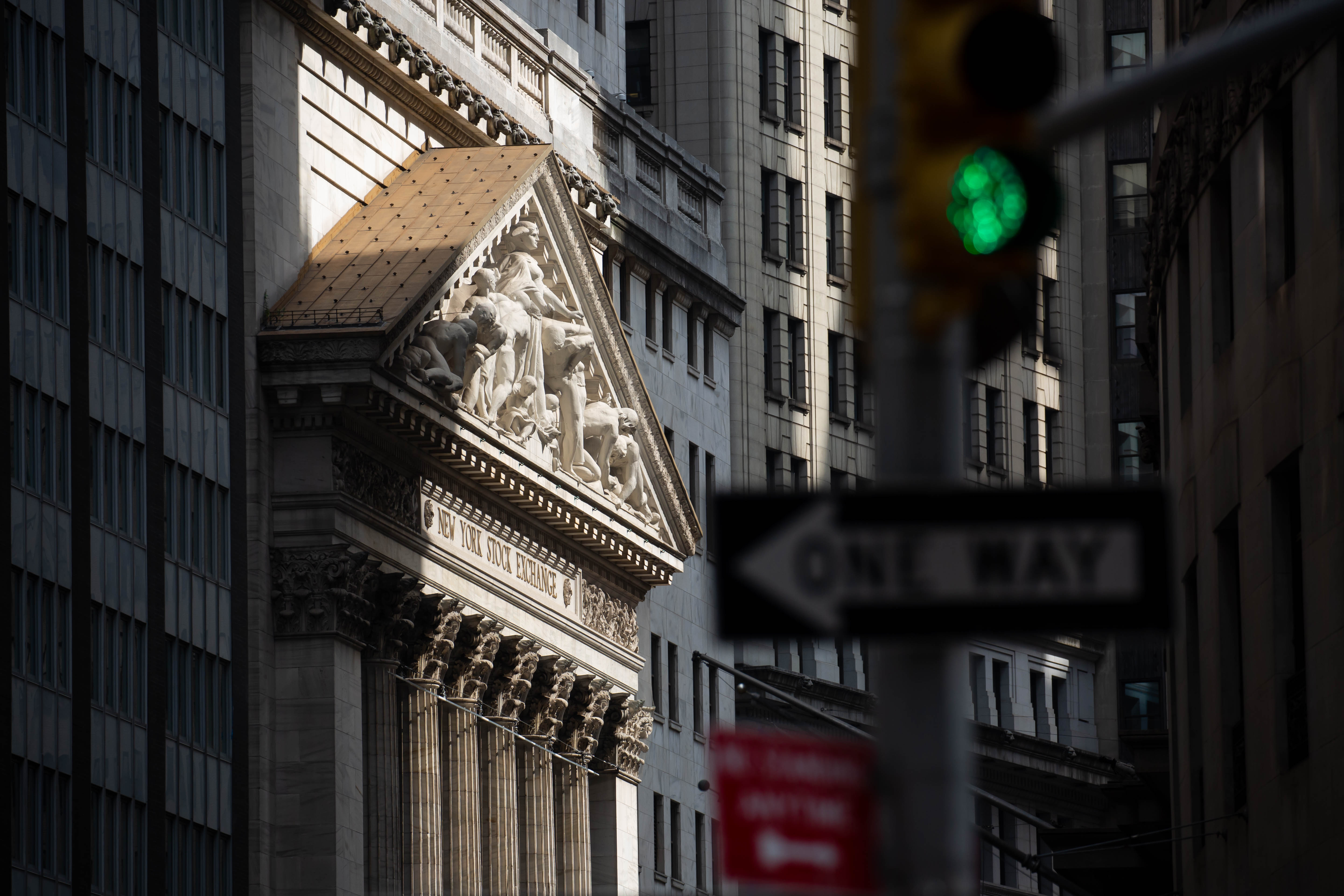 U.S. Stocks Fluctuate As Investors Keep An Eye On Washington