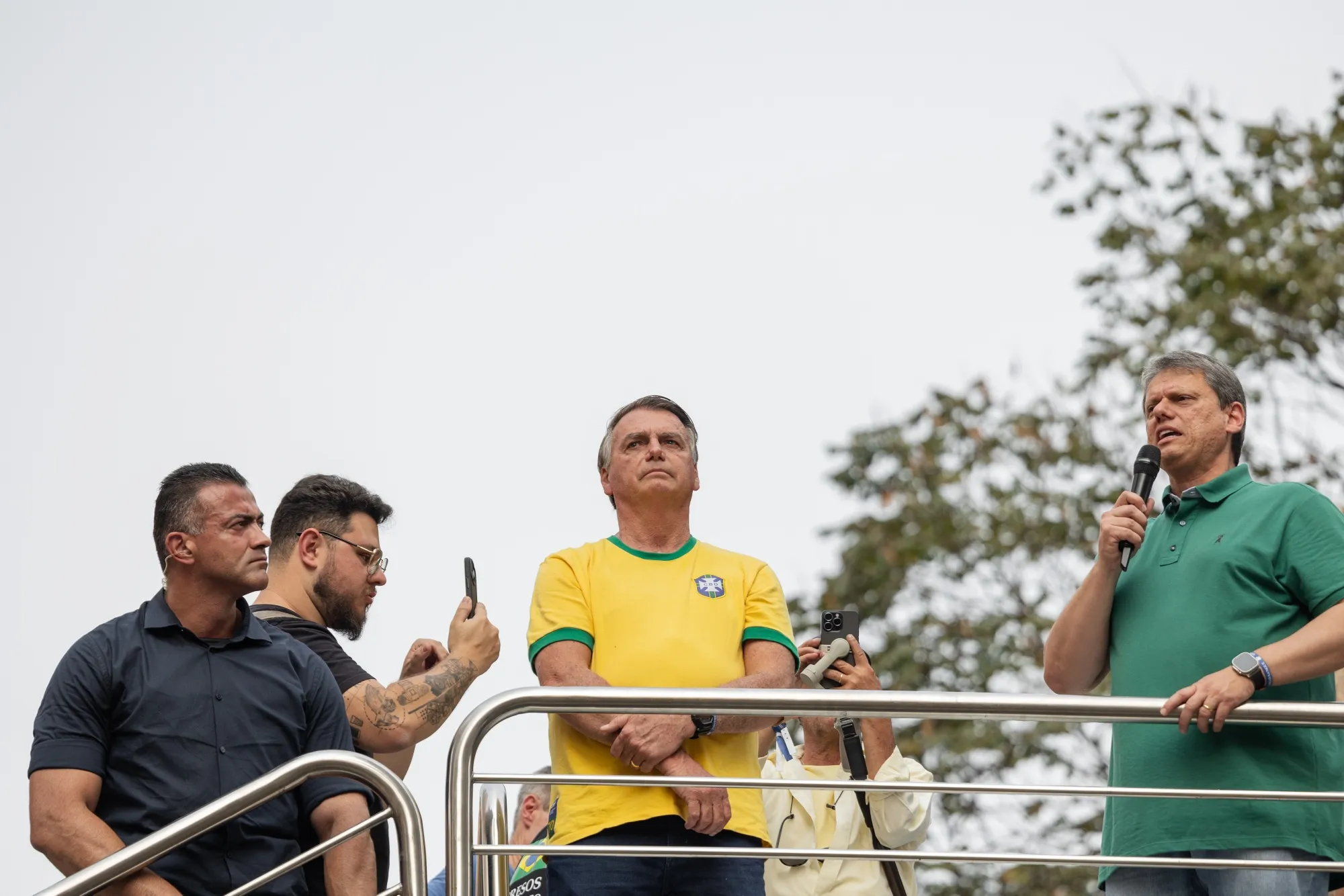 Jair Bolsonaro, ao centro, e Tarcísio de Freitas, à direita, em manifestação em 2024