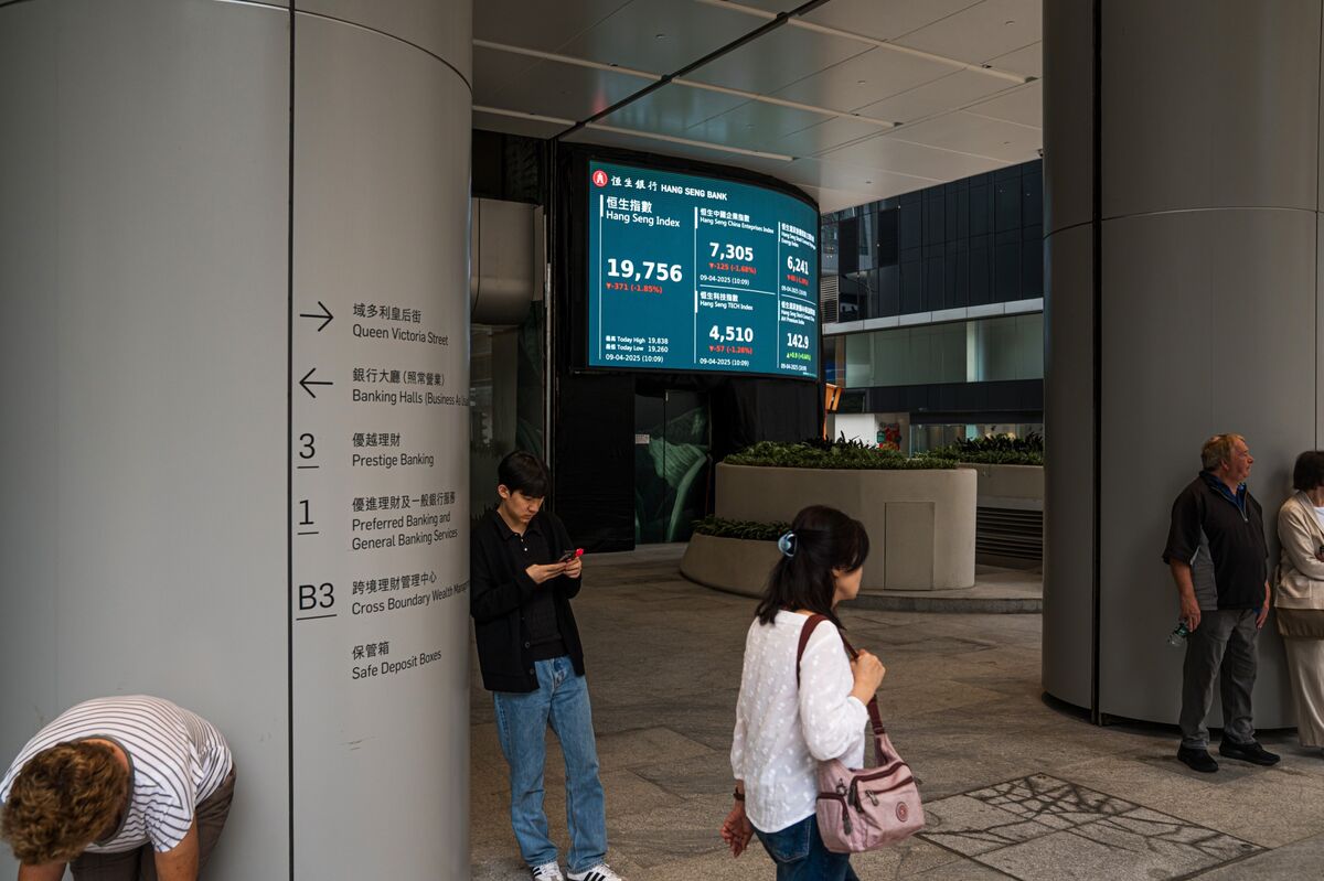 China Stocks in Hong Kong Eye Bear Market on Spending Woes