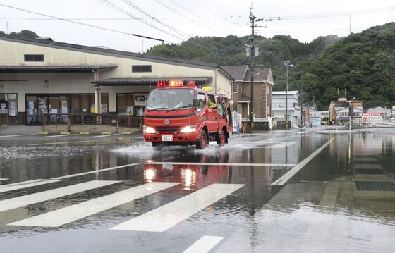 Hundreds of Flights Canceled as Storm Lashes Southwest Japan