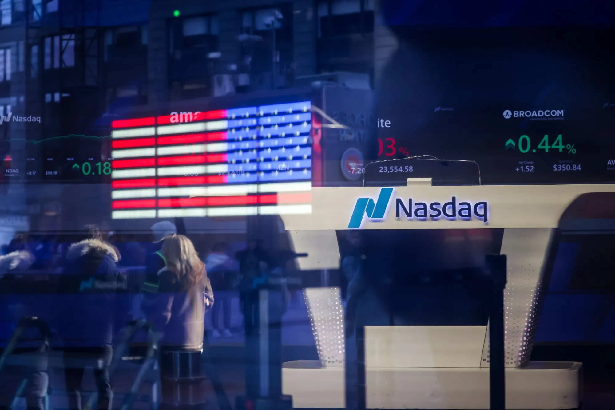 投資家にAI疲れ、マグ・セブン主導の相場に陰り－他銘柄に資金流入 - Bloomberg