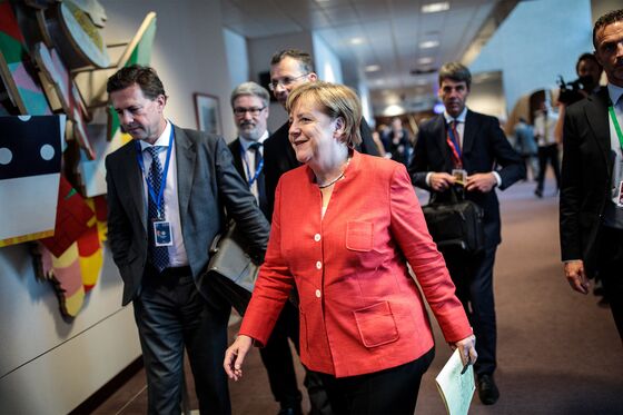 Now Merkel’s Adversaries Face Ultimatum to Back Down on Migrants