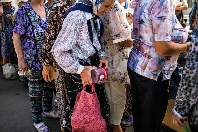 At a market in Kryvyi Rih, a charity distributes free food and lunch for those in need.