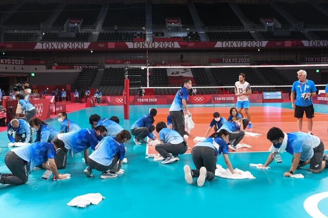 Tokyo, Aug. 7. Volunteers clean the floor after the men's volleyball bronze medal match at the 2020 Olympic Games, which were delayed by a year because of Covid-19.