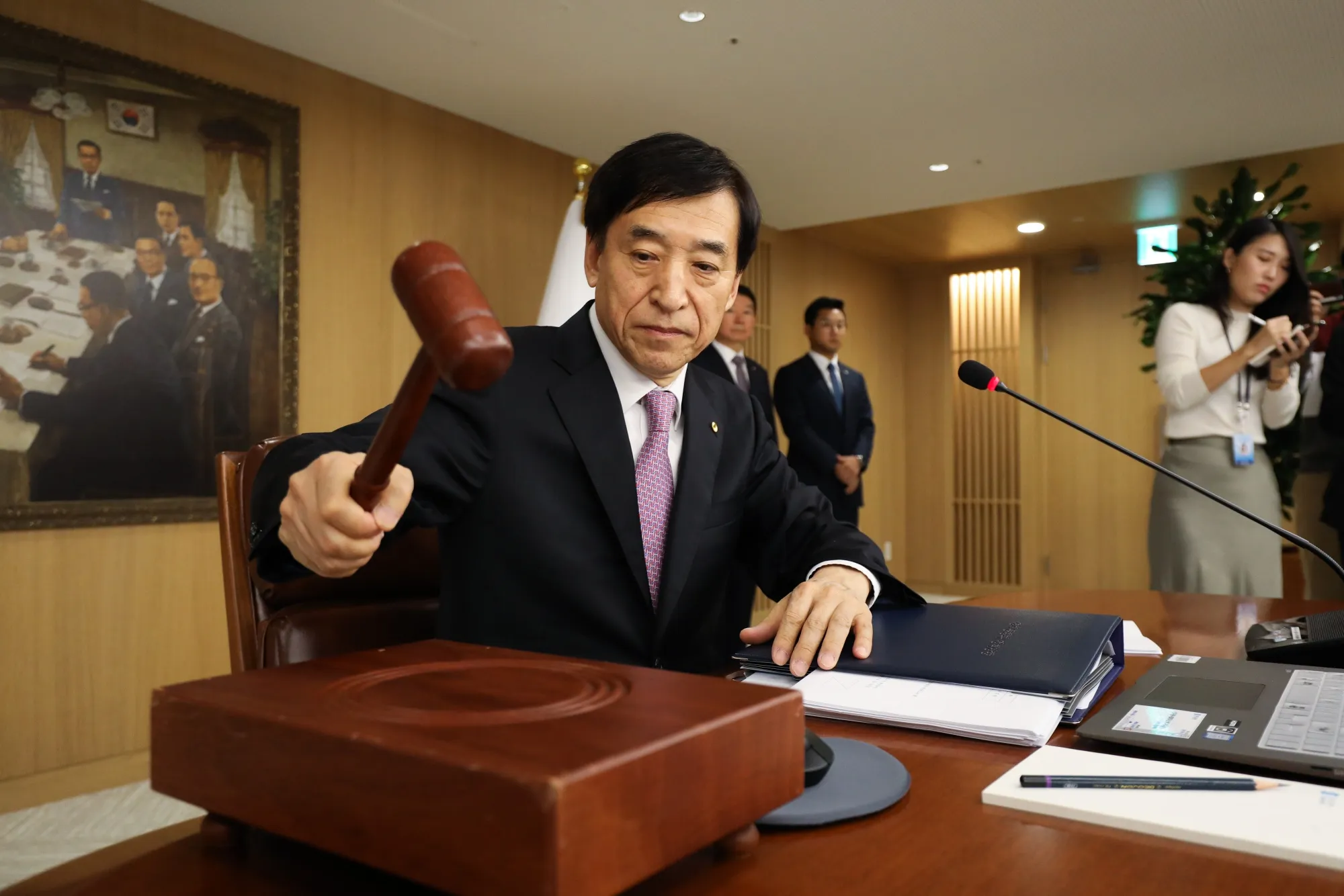 Lee Ju-yeol starts a monetary policy meeting in Seoul on Oct. 16.
